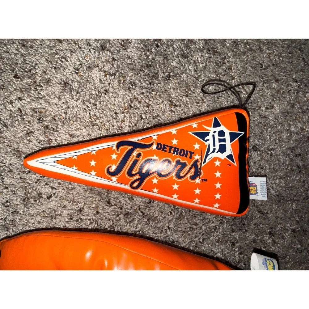 Vintage 2003‎ Detroit Tigers soft Baseball Glove & Pennant plush wall decor